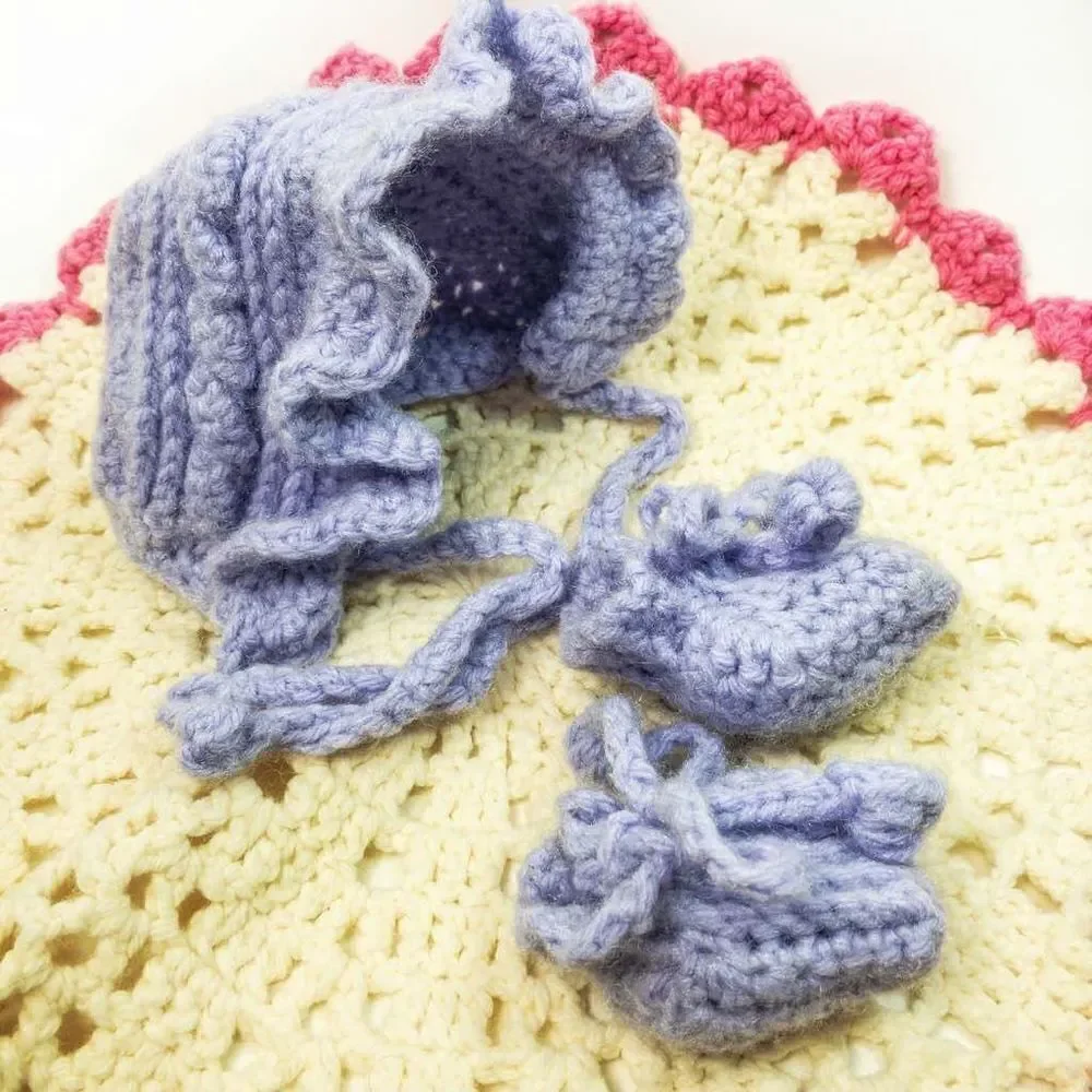 VTG Hand Knit Lavender Baby Bonnet and Booties Sz 0 Newborn